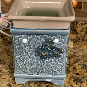 Scentsy Forget Me Not Wax Warmer Full Size. Blue with White Wax Chamber